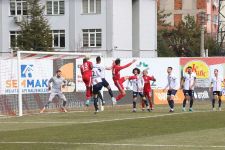 BOLUSPOR – DÜZCESPOR MAÇININ BİLET GELİRİ DEPREMZEDELERE BAĞIŞLANDI