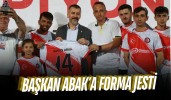 Başkan Abak’a forma jesti